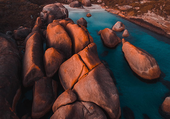 Elephant shaped rocks in the South East of Australia.  /  © Ruud Bloemhof